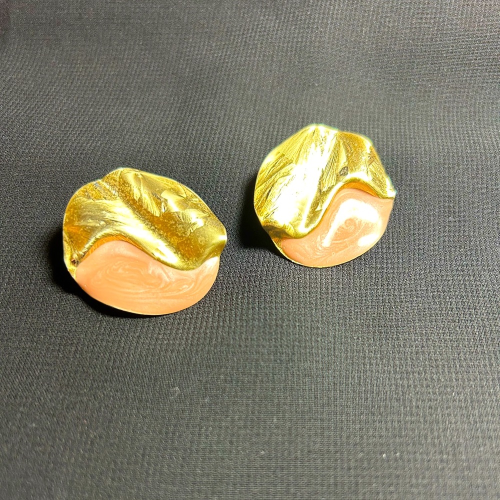 VTG 80s Gold Tone Metal and Pink Enamel post earrings. Very pretty!!